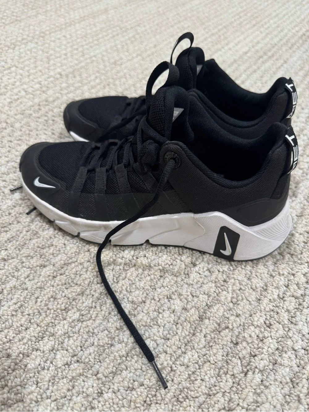 Women’s Nike Metcon. Black and White Lace-Up Sneakers. Size 8